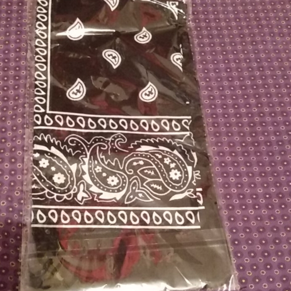2/$15Black bandana - Picture 1 of 2